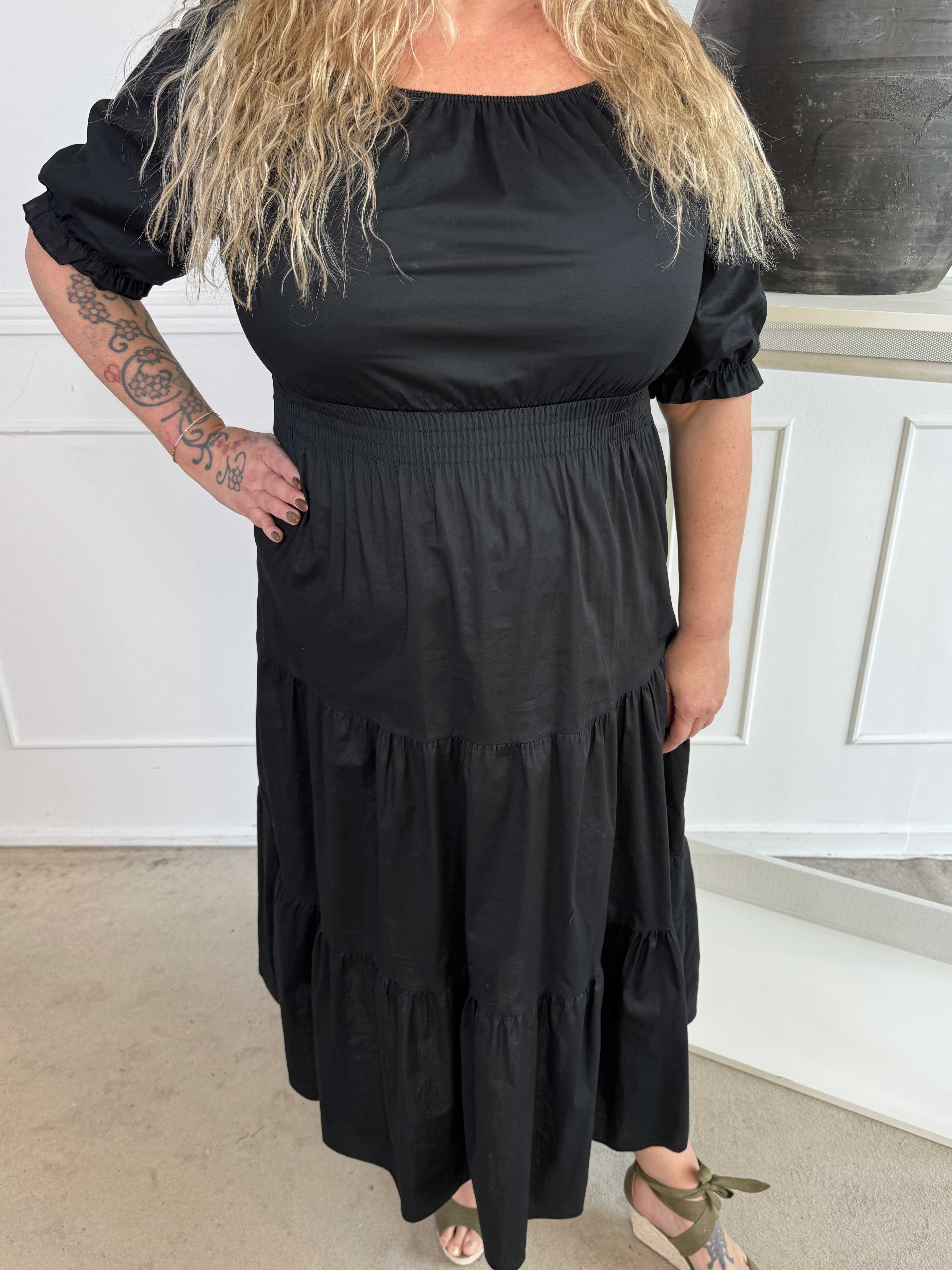 Kayce - Plus size kjole i bomuld med elastik i udskæringen og taljen